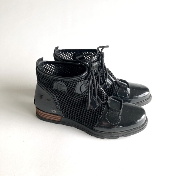 Sorel Black Patent Leather Fabric Rubber Outsole Lace Up Boots size 6.5 - Picture 1 of 15